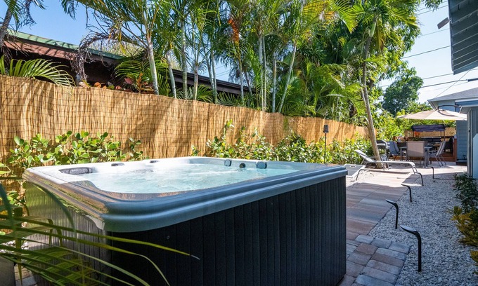 Southwest Cabaña | Palm Beach Charm - Hot Tub, Bikes & More! Completely Renovated!