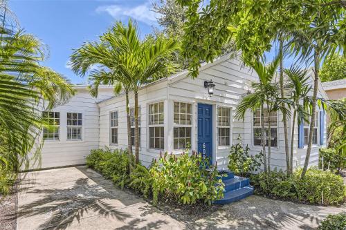 Flamingo Parks Casa | Palm Beach Oasis - Indulge in Garden Tranquility with Alfresco Dining