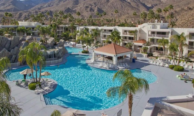 Canyon Corridor Complejo | Palm Canyon Resort - Palm Springs, CA. 1 Bedroom Villa, 1 Bath. Sleeps 4