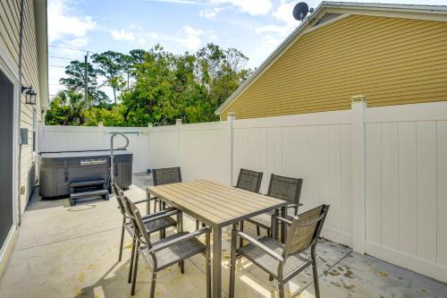 Palm Harbor Casa | Palm Coast Home with Hot Tub - 3 Mi to Beaches!