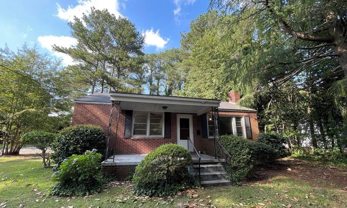 Goldsboro Casa | Palm Cottage - Centrally Located Brick Home on Quiet Street