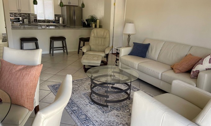 Palm Desert Condominio | Palm Desert airy two bedroom-steps from the pool!-golf, tennis, pickle ball!!!