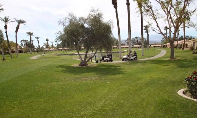 Palm Desert Condominio | Tomar un vaso de vino y disfrutar de las vistas del lago!