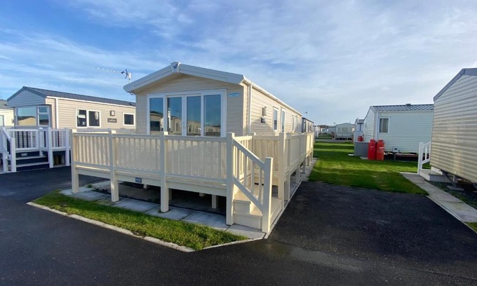 Chapel Saint Leonards Complejo | Palm Grove 133 - pet friendly, WiFi close to beach and clubhouse - Golden Palm Resort - Meadow Lakes Caravan & Lodge Hire