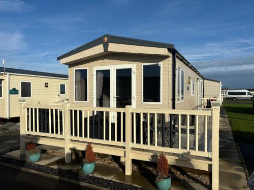 Chapel Saint Leonards Apartamento | Palm Grove 121 - Golden Palm Resort - Pet friendly, WiFi, close to beach and clubhouse - Meadow Lakes Caravan & Lodge Hire