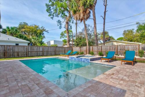 Arlington Park Casa | Palm Haven Heated pool and patio near downtown