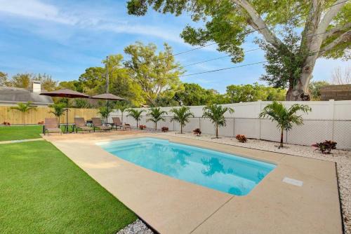 South Pinellas Community Council Casa | Palm Oasis-Serene Backyard Private Poolside