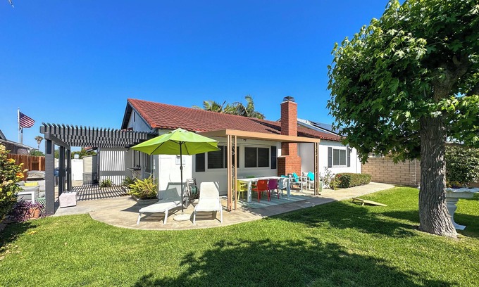 Huntington Beach Casa | Palm Paradise: Mid-Century Modern Haven in Huntington Beach
