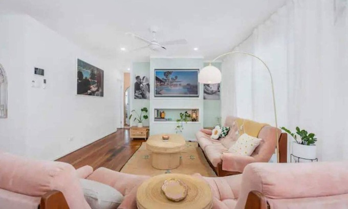 Southport Casa | Palm Springs Cottage in prime Gold Coast location
