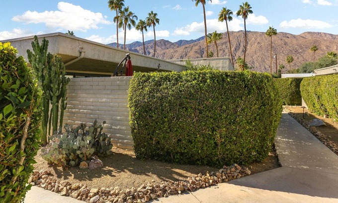 Baristo Condominio | Palm Springs Hideaway: condominio privado a nivel del suelo con piscina, jacuzzi, sauna y gimnasio.