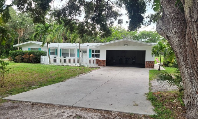 Terra Ceia Casa | Palm tree paradise home between St Petersburg and Sarasota. Near gulf beaches!