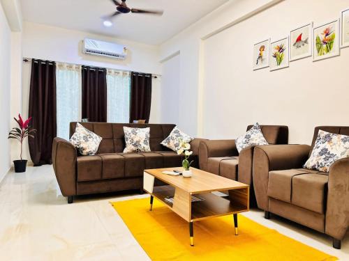 Khattalwada Apartamento | Palm View 1BHK with Pool & Café - Sazo Stays