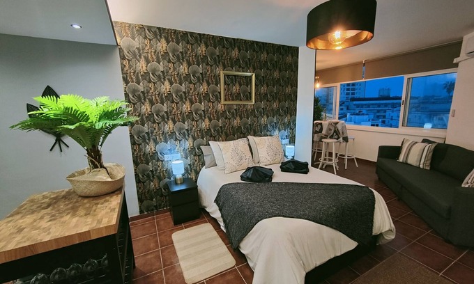 Torremolinos City Centre Apartamento | Palm View Apartment. City center with sea views