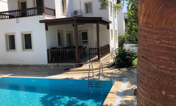 Turgutreis Villa | Palmhouse - villa privada con piscina privada, jardín y estacionamiento. WiFi gratis en la playa de 400 m