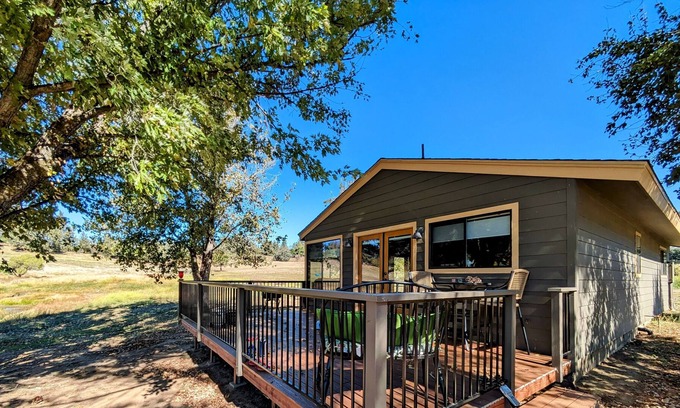 Julian Cabaña | Paloma's Cottage Enjoy Julian's Beautiful Spring at the Farm, Pond, and Orchard.