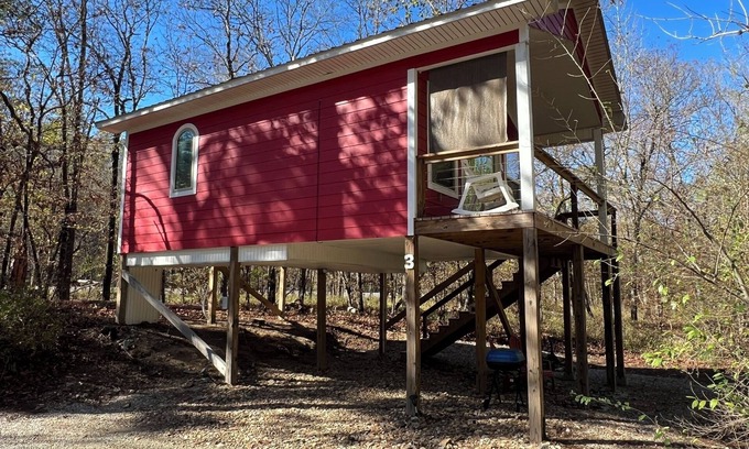 Jones Mills Cabina | Pam's Treehouse Cabin #3 - Cozy cabin right on a creek!