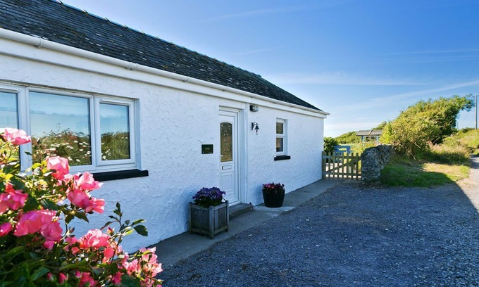 Ty Croes Apartamento | Pandy Aberffraw - a dog that sleeps 4 guests in 2 bedrooms