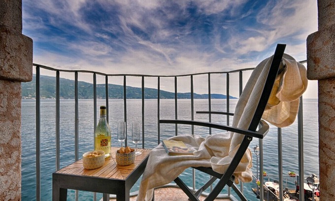 Gargnano Apartamento | Panorama al Porto by Theater Home - directly on the port of Gargnano with marvellous lake view