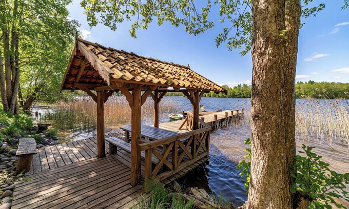 Gorlo Cama Y Desayuno | Panorama Lake view spacious room in lake front Villa; living/sleeping area for 2