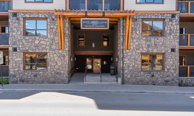 Canmore Condominio | Panorama Rocky Views! Luxurious 2Brs/1Den/2Ba, w/Hot Tub, the Heart of Downtown