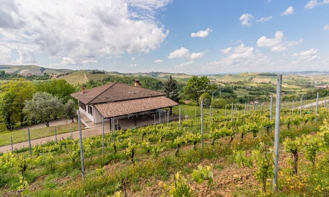 Neive Casa | Panorama villa nestled among the vineyards, Langhe