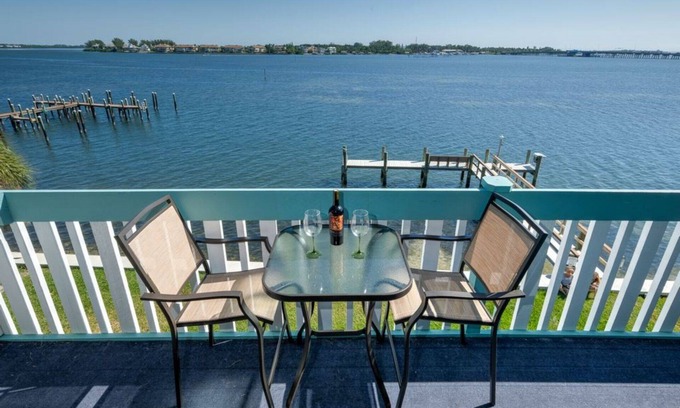 Bradenton Beach Condominio | Panoramic bay views! 3-minute walk to beach!