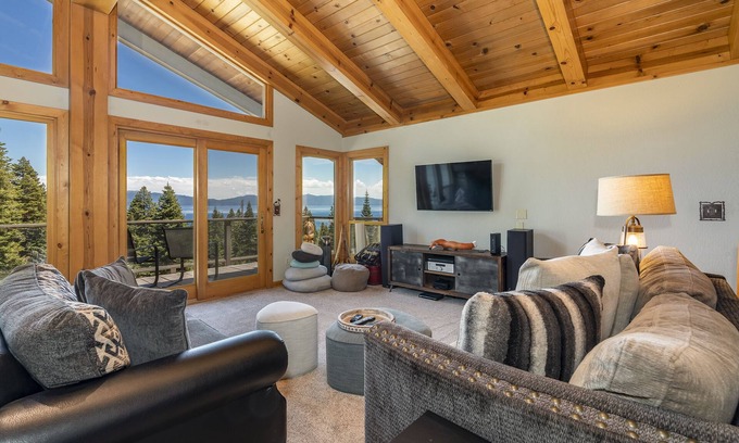 Talmont Casa | Impresionante vista del lago Tahoe! Recientemente remodelado, ideal para familias, con mesa de billar.
