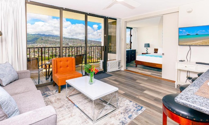 Waikiki Apartamento | Panoramic Mountain View Condo with Free Parking!