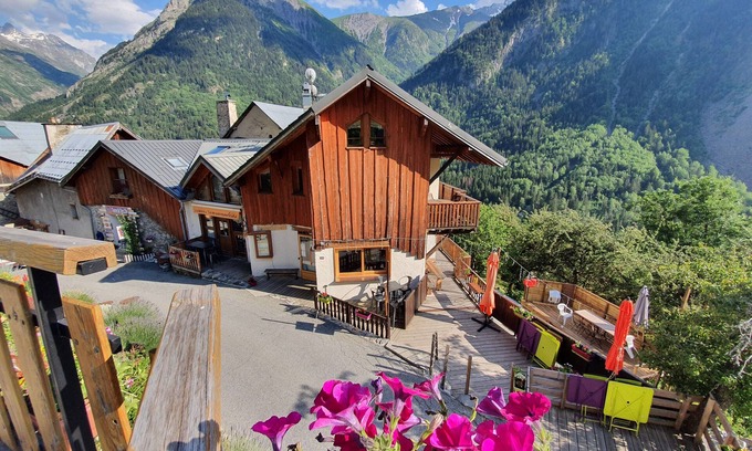 Venosc Apartamento | Panoramic mountain 7 bed apartment