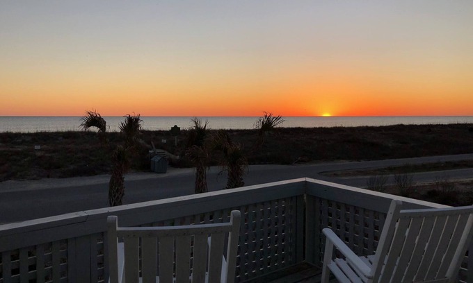Bald Head Island Villa | Vistas panorámicas al mar y puestas de sol increíbles! - 3 dormitorios / 3 baños - Villa frente al mar