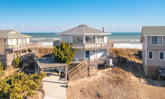 Duck Casa | Panoramic ocean views abound at this oceanfront Duck home!