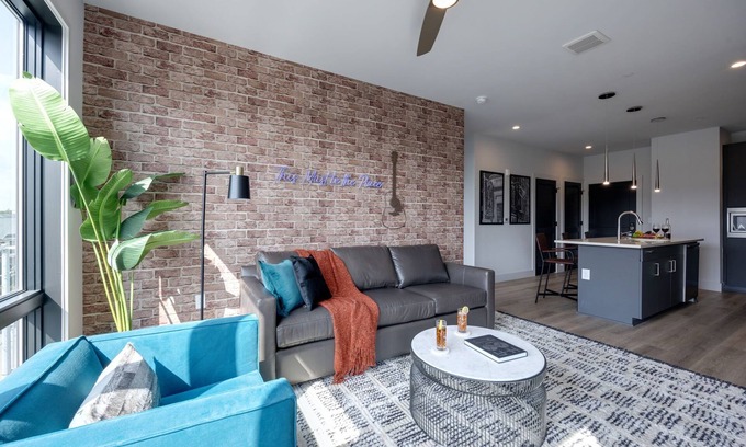 West End Casa | Panoramic Penthouse - Mins to Broadway - Pool & Gym