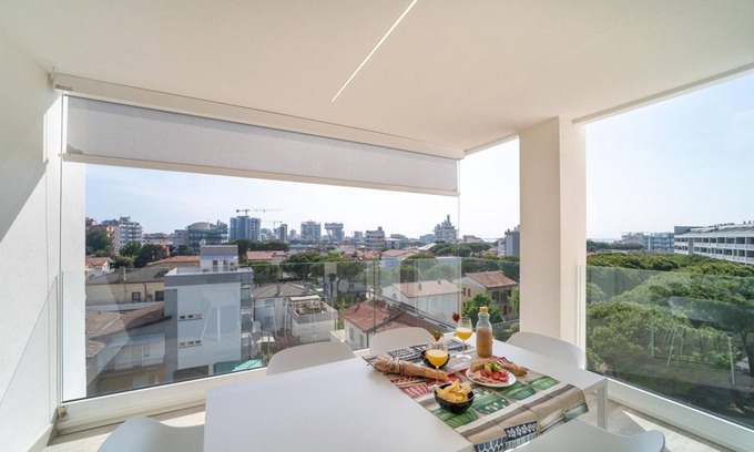Lignano Sabbiadoro Apartamento | Apartamento con vista panorámica al mar en edificio de nueva construcción