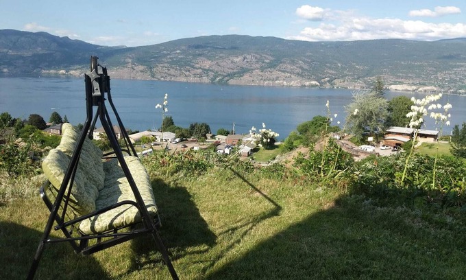 Okanagan-Similkameen Apartamento | Panoramic Summerland Lake View Studio w/ Hot Tub