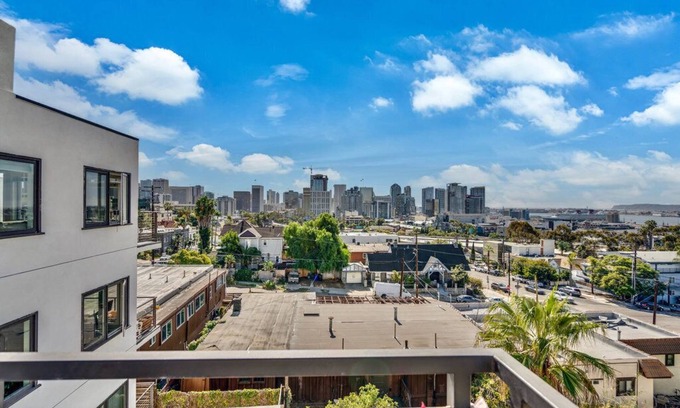 Little Italy Condominio | Panoramic View | 2bd/2BA | Sleeps 4 | Parking Available