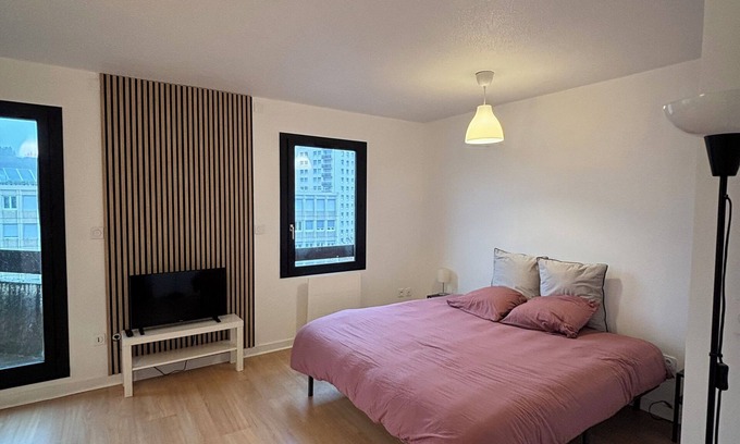 Teilhard Apartamento | Panoramic view of Clermont-Fd with king-size bed