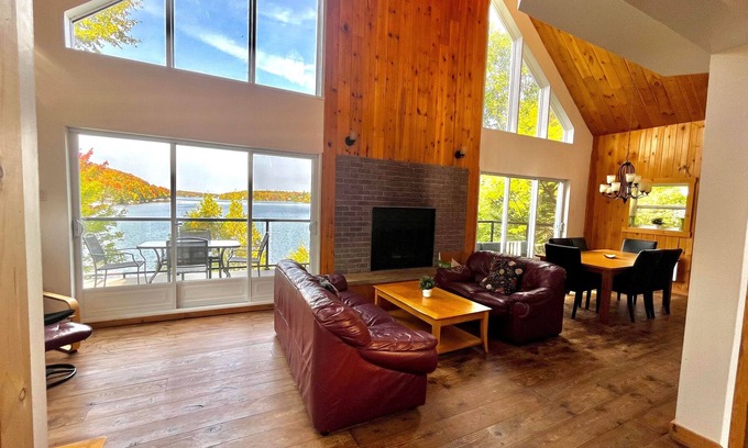 Chertsey Casa | Panoramic View Waterfront Chalet and Spa