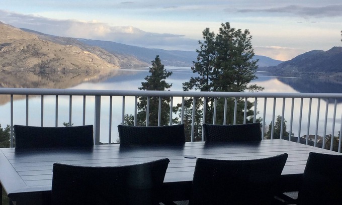 Central Okanagan Casa | ¡Una vista de un millón de dólares en el centro del universo de Okanagan!