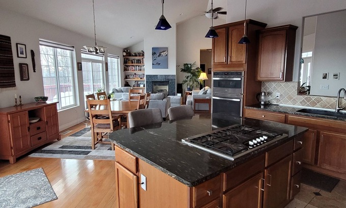 Anchorage Casa | Panoramic Views! Office space! Sauna! Private 1 acre, near trails.
