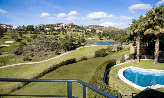 New Golden Mile Villa | Vistas panorámicas. Ubicado en terrenos de 3/4 acre pero a solo 10 minutos de Puerto Banus.