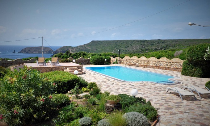 Arbus Villa | Villa panorámica con piscina, frente al mar.