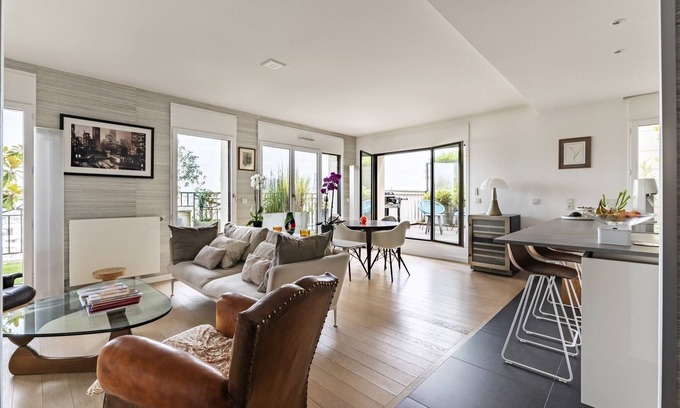 Levallois-Perret Apartamento | Panoramic Wonder, by Veeve