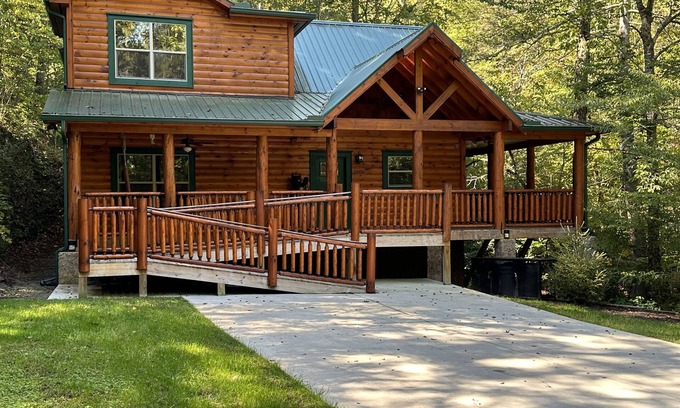 Gatlinburg - Pigeon Forge Cabina | Papa Bear’s Retreat, Cedar Falls, 2 BD, 3 BA, Queen Bunk Bed in loft, Fireplaces