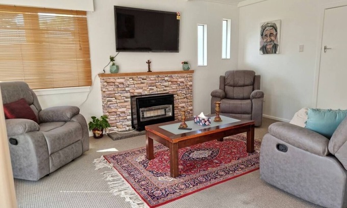 New Plymouth Casa | Papa's Place/entire house