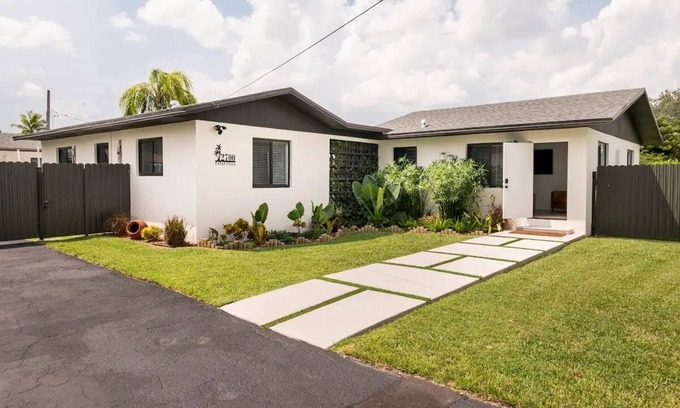 Coral Terrace Casa | Papas Villa Duplex Centrally Located in Miami. Both units included.
