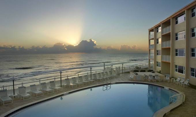 Satellite Beach Condominio | Paradise Beach Club by Happy Palm Stays