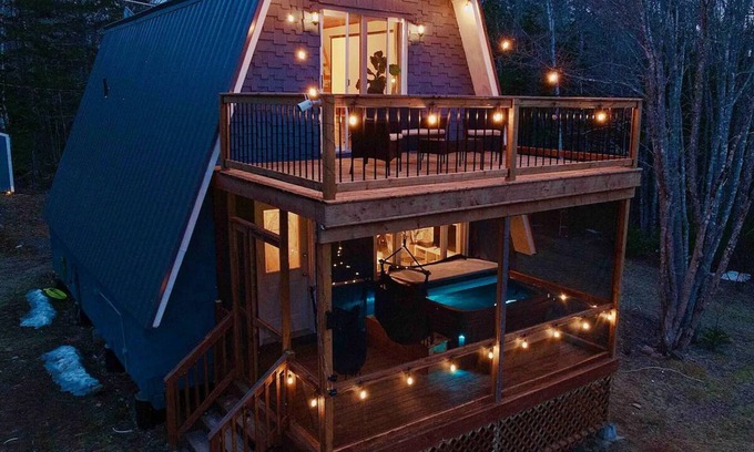 East Dalhousie Cabaña | Paradise cove- lakefront cottage with Hot Tub