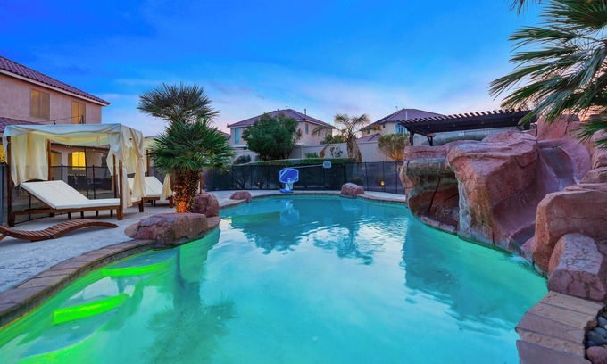 North Las Vegas Casa | Paradise Found: Luxurious Poolside Escape