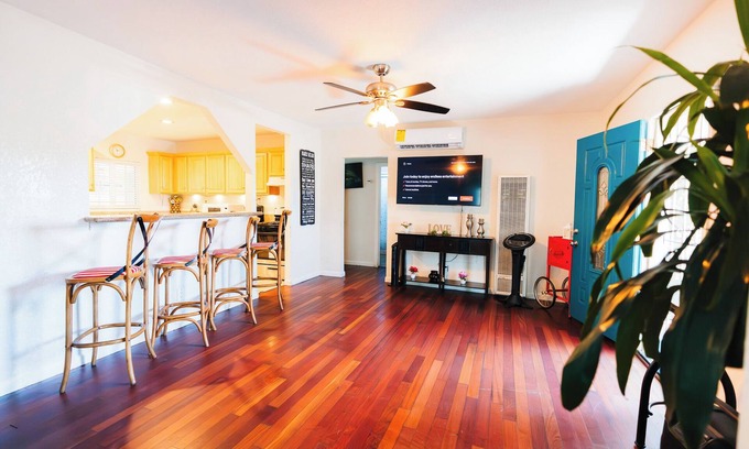 Compton Casa | Paradise Home in Compton