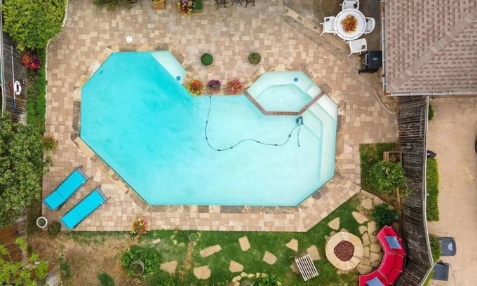 Plano Casa | Paradise in Plano-4 bedroom home with pool, spa and jacuzzi suite.